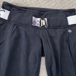 Lululemon black leggings with pattern belt, size 4